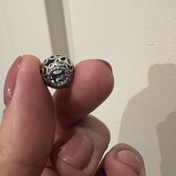 PANDORA ROUND FLORAL CHARM - Picture 5 of 6